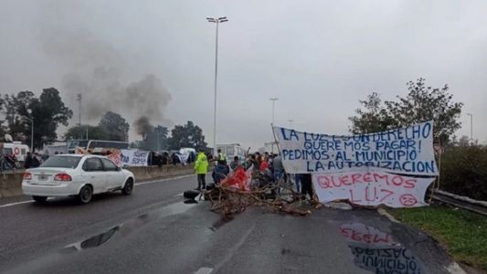 Continúa el corte total en ambas manos de la Autopista Riccheri: tránsito colapsado y demoras