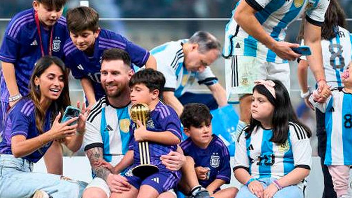 El otro partido: tras el triunfo, los hijos de los jugadores entraron a la cancha e hicieron un picadito