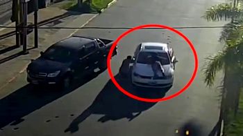 Fuga de película en Tigre: chocó y huyó con la víctima aferrada al capó de su auto