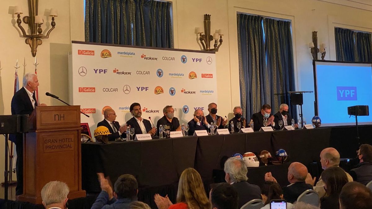 El Tributo a Juan Manuel Fangio conmovió al país con una conferencia de prensa en Mar del Plata y una gran caravana por Balcarce