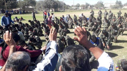 La guardia urbana wichí recibió a Capitanich en medio de la campaña, con uniformes militares y la marcha peronista