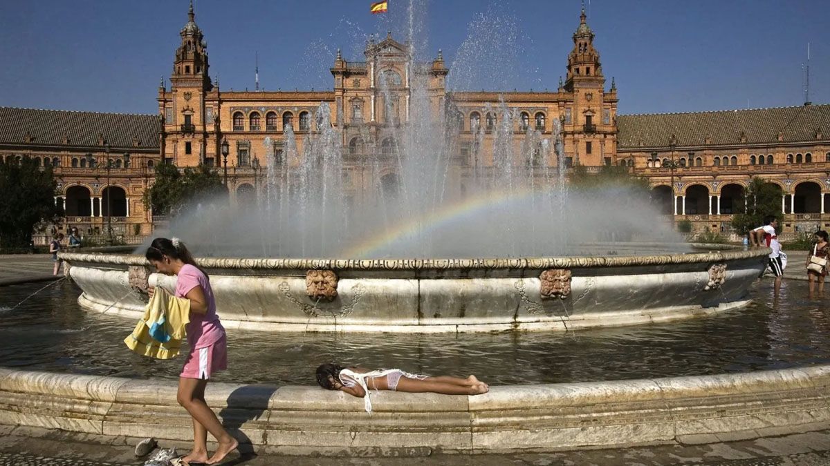 Como en la playa, pero en la plaza Espa&ntilde;a de Sevilla. (Foto: EFEverde)