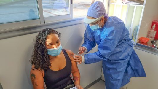 Quinta dosis contra el coronavirus: a quiénes convocan en la Ciudad y en la provincia de Buenos Aires