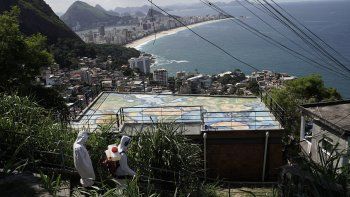 Pandemia en Sudamérica: Chile con récord de casos, hospitales saturados en Rio de Janeiro y Ecuador flexibiliza su cuarentena
