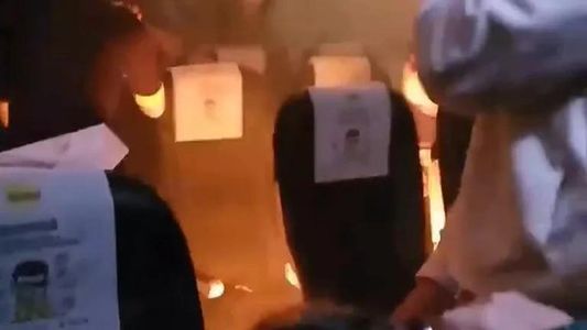Video | Pánico en Taiwán: un cargador portatil explotó dentro de un avión y provocó un sorprendente incendio