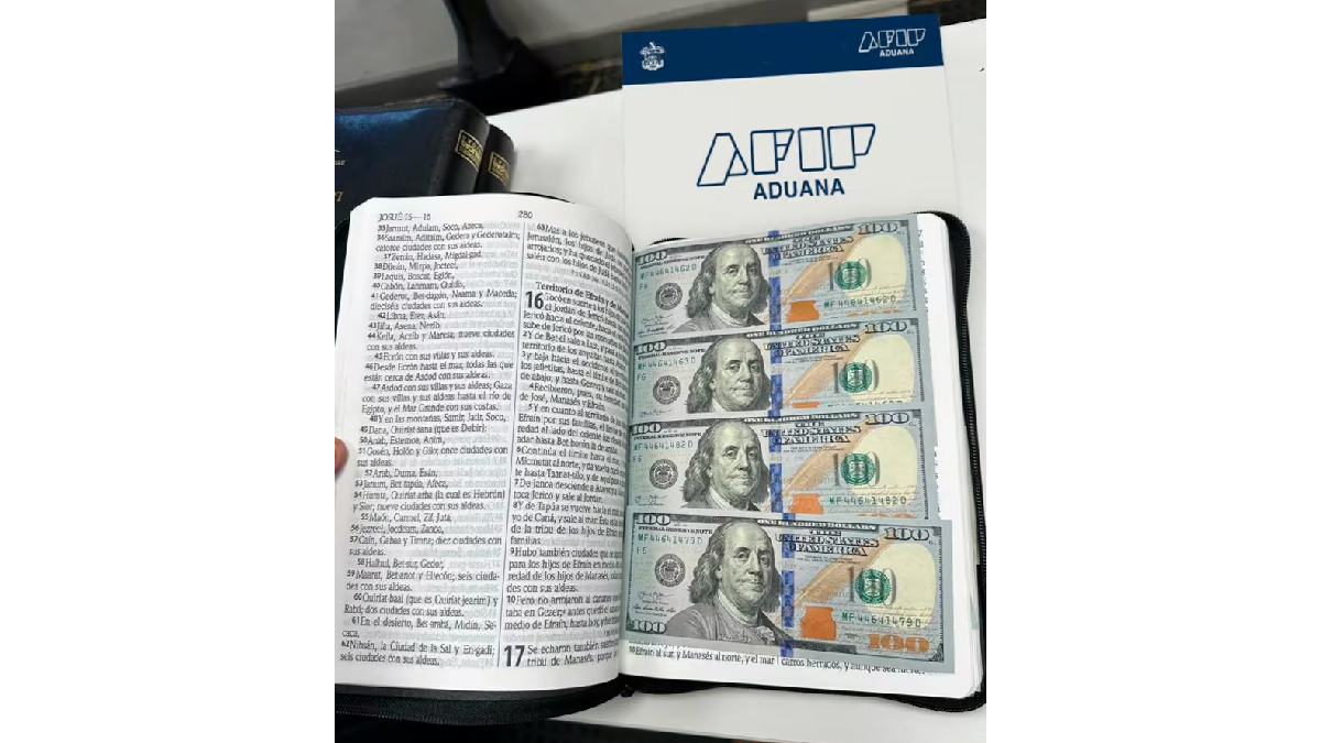 Encontraron casi US$17.000 escondidos en biblias. (Foto: AFIP)