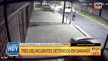 Espectacular persecución, tiros, choque y vuelco en Sarandí. (Captura de Tv) Espectacular persecución, tiros, choque y vuelco en Sarandí. (Captura de Tv)