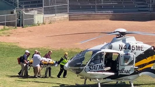 Salman Rushdie fue apuñalado en el cuello mientras daba una conferencia en Nueva York