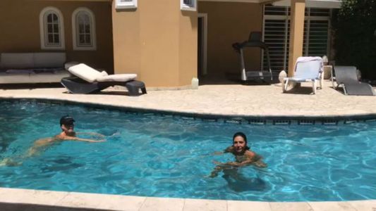 Moria Casán nadó desnuda junto a una amiga: Me subió el cloro, gente