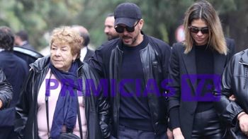 Su mamá María y su mujer, Carla Pereyera, acompañaron en todo momento a Diego Cholo Simeone durante la despedida final de su padre en la Chacarita.&nbsp;