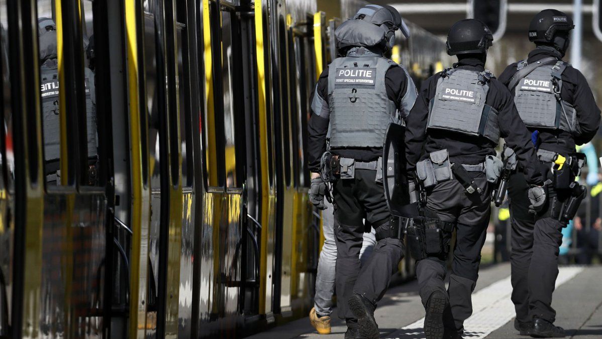 Holanda: buscan a un hombre de origen turco por el tiroteo en un tranvía que ya dejó 3 muertos