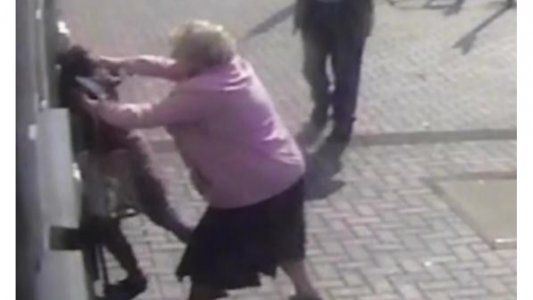 Una abuela golpeó a una ladrona que quiso robarle al salir del cajero