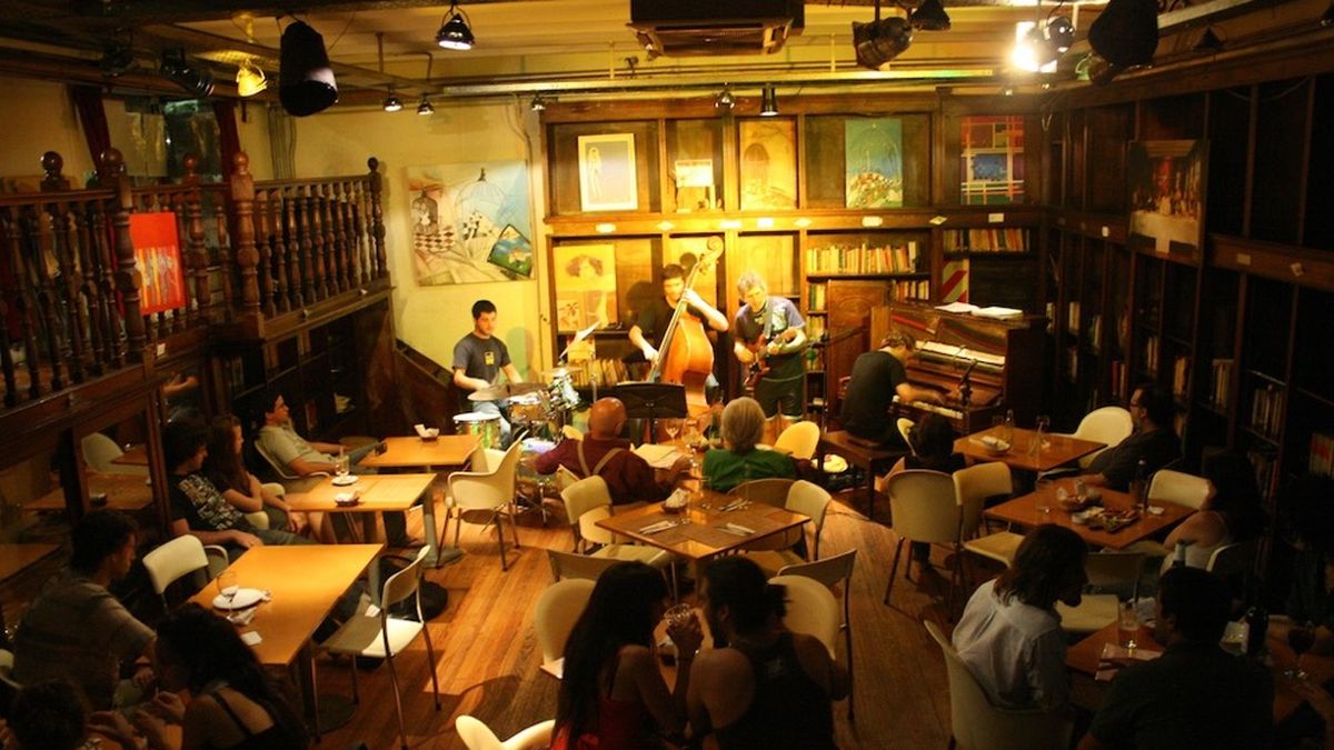 Biblioteca Café: música, comida y libros en el sótano de un teatro