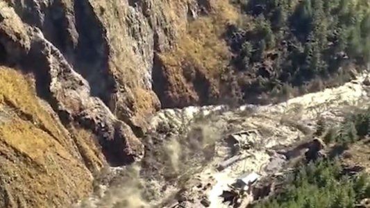 Nueve muertos y 150 desaparecidos tras la ruptura de un glaciar en el Himalaya