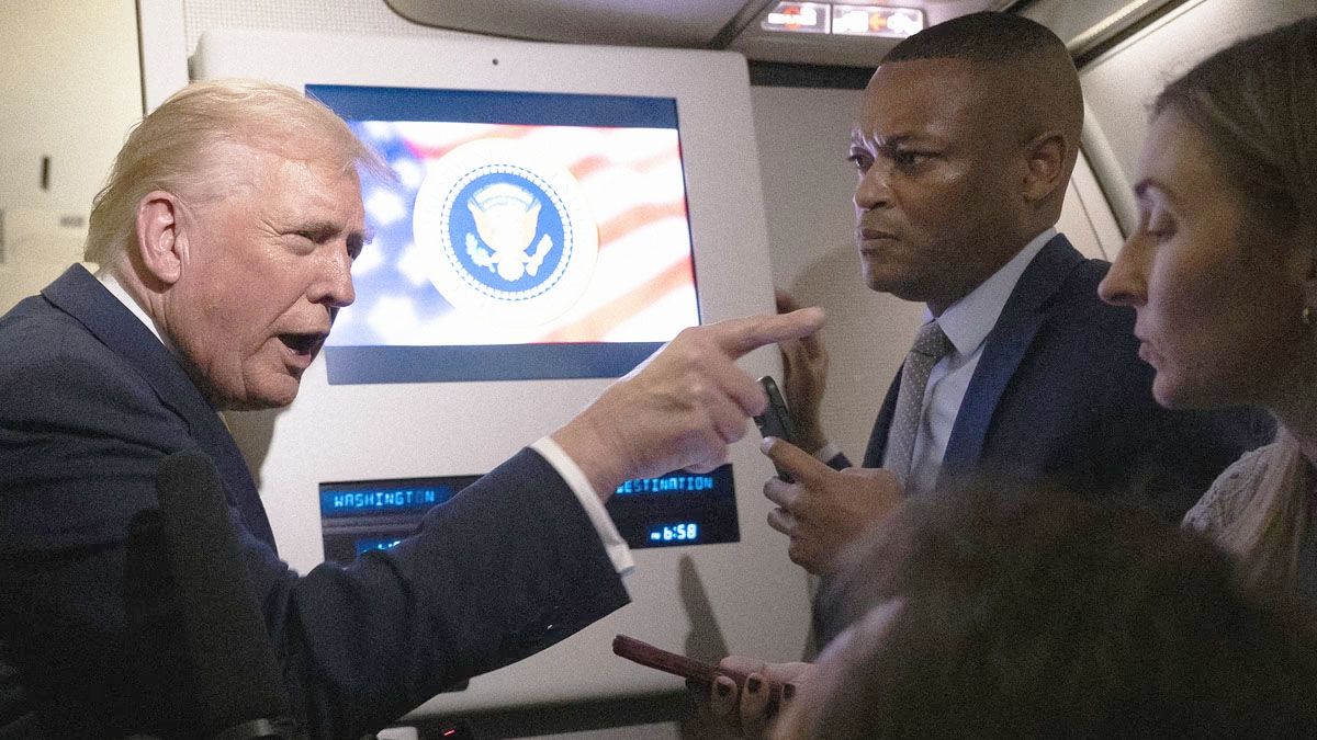 Donald Trump apunta con su índice e insulta a una periodista en el avión presidencial. (Foto: Gentileza The Atlantic)