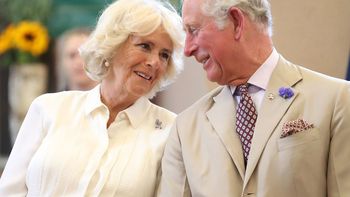 La reina Camila de Inglaterra dijo que Carlos III se encuentra bien, tras el diagnóstico de cáncer