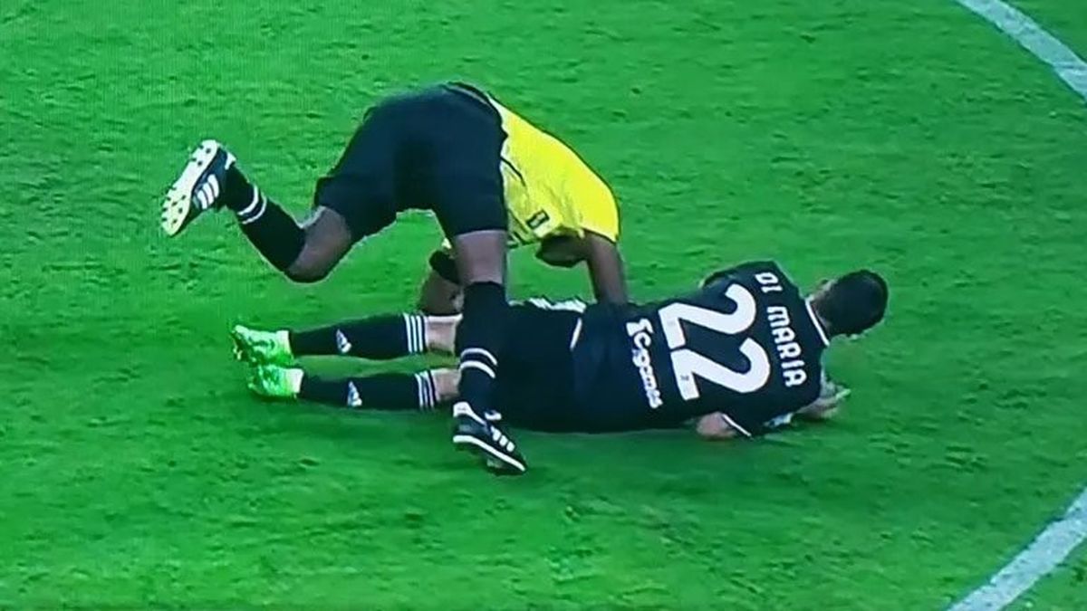 ¡Nunca visto! Ángel Di María y un tremendo susto con el árbitro en su debut en Juventus&nbsp;