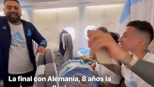 Los jugadores adaptaron en el avión la canción Muchachos, ahora nos volvimos a ilusionar tras ganar la Copa del Mundo