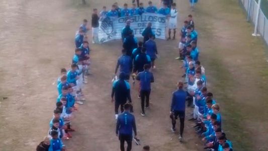 El pasillo y la ovación de las inferiores de Racing al plantel profesional tras la eliminación contra Boca