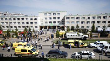 Dos atacantes dispararon en una escuela rusa contra estudiantes y profesores. Al menos hay 11 muertos (Foto:AP).