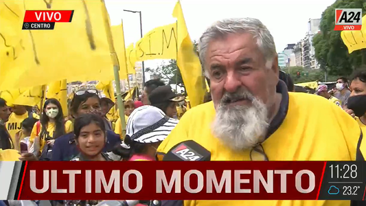 Incidentes frente al Ministerio de Desarrollo Social: la policía forcejeó con manifestantes y Raúl Castells se descompensó