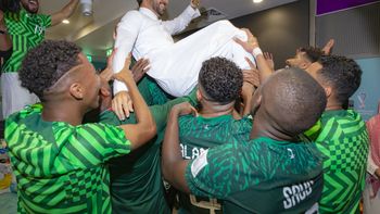 La celebración de los jugadores de Arabia Saudita tras el histórico debut en el Mundial Qatar 2022 (Foto: @SaudiNT). La celebración de los jugadores de Arabia Saudita tras el histórico debut en el Mundial Qatar 2022 (Foto: @SaudiNT).