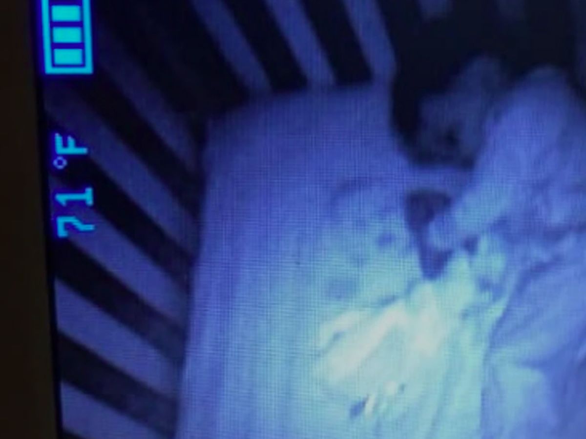 El susto de una mujer que creyó ver un fantasma durmiendo en la cuna con su  bebé