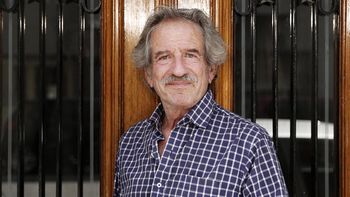 Mientras lucha contra una enfermedad, Pablo Alarcón encabeza un espectáculo con artistas callejeros