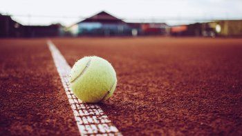 ¿Cuánto mide una cancha de tenis?