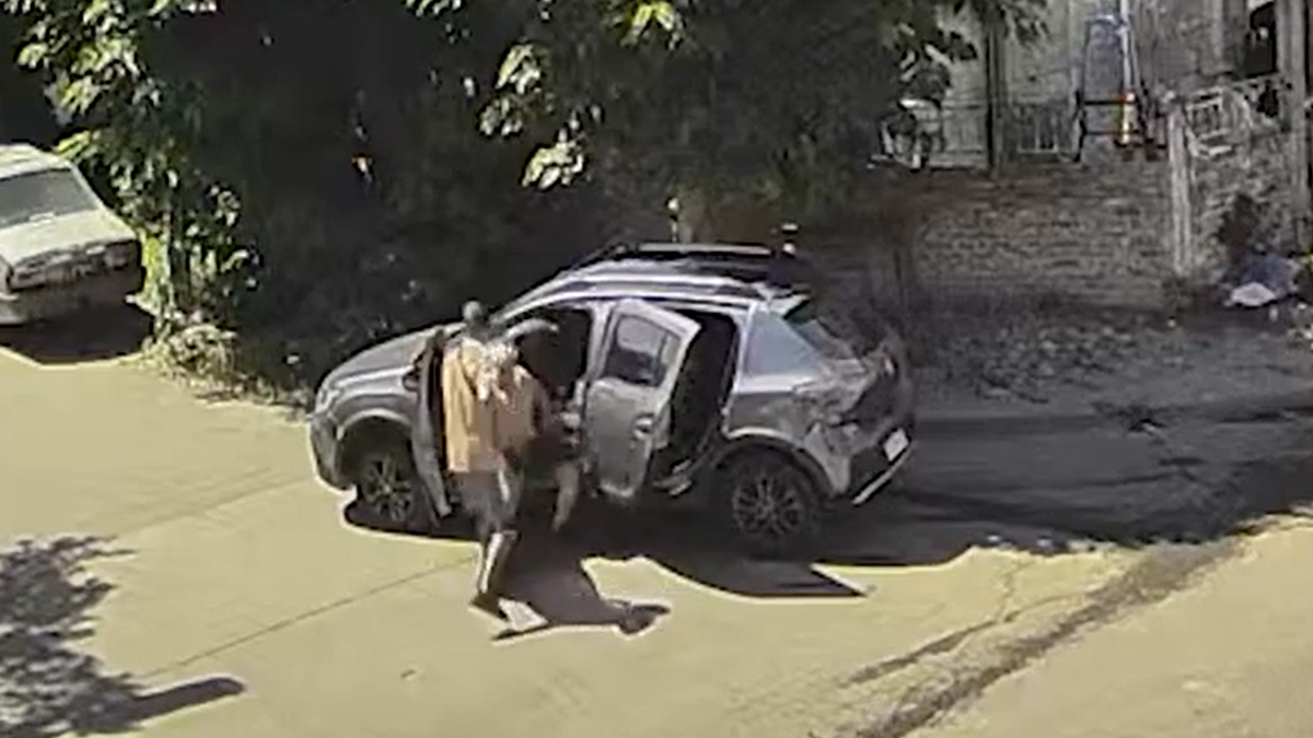 El momento del robo al chofer de aplicación. 