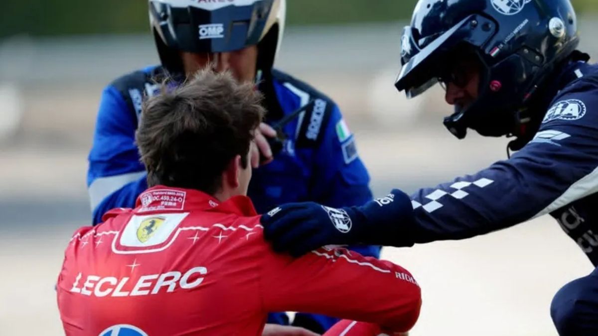 Los m&eacute;dicos revisan en el lugar a Charles Leclerc y notan que algo no estaba bien con sus cuadro general de salud. (foto: Gentileza Motorsport)