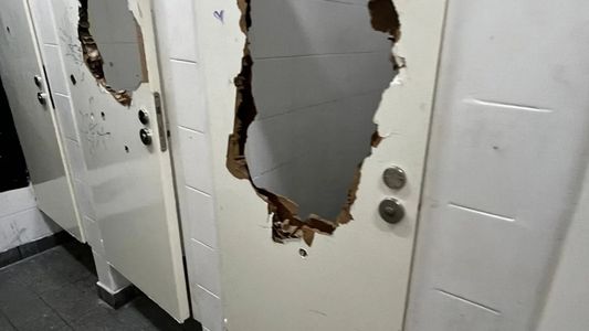 Toma de escuelas: difunden las fotos de los destrozos en el Mariano Acosta tras la medida estudiantil