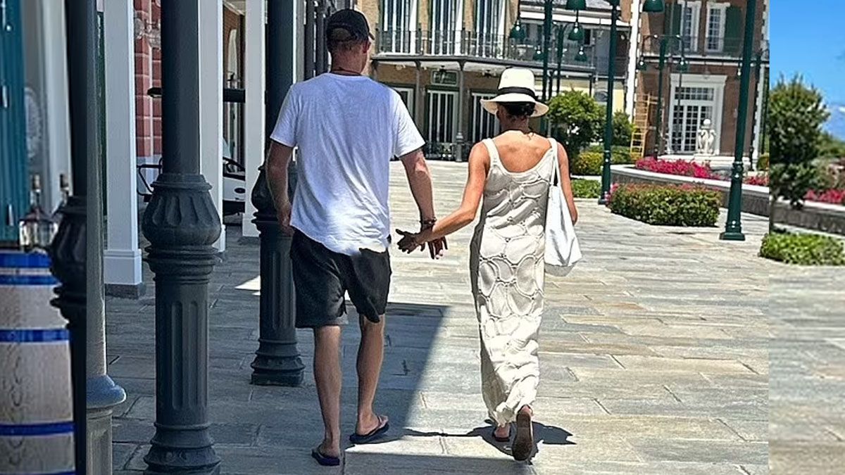 De espaldas, Harry y Meghan en el Caribe. Aunque algunos periodistas brit&aacute;nicos insinuaron que hay una "doble" de la duquesa (Foto: gentileza Daily Mail).