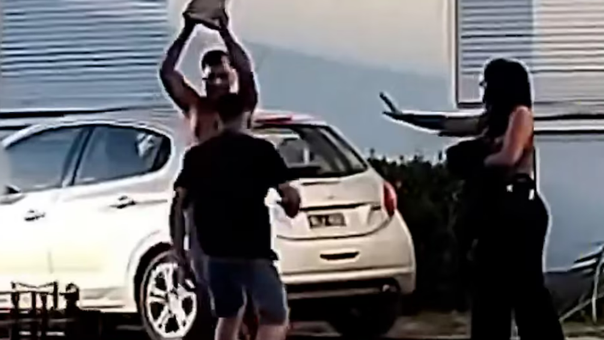 El vendedor tom&oacute; una baldosa para intentar impactar contra el joven boxeador.&nbsp;