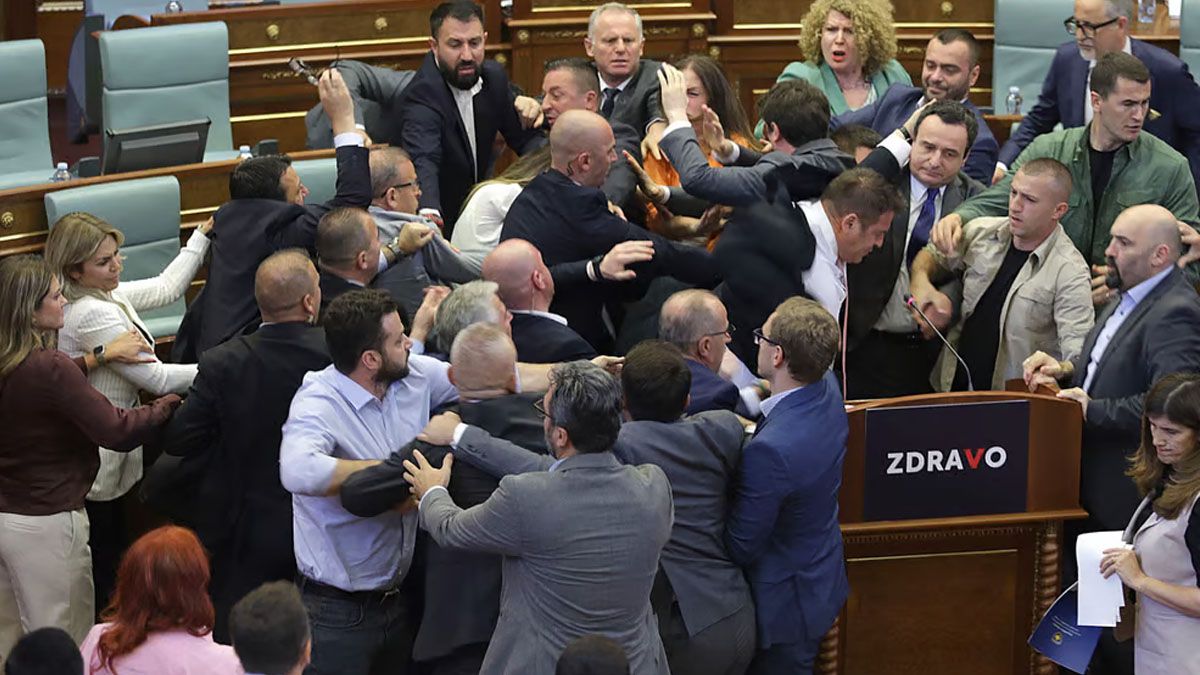 Una gresca generalizada y a las trompadas interrumpió una sesión del congreso de Kosovo. Todo comenzó con una botella de agua. (Foto: Gentileza Metro.co.uk)