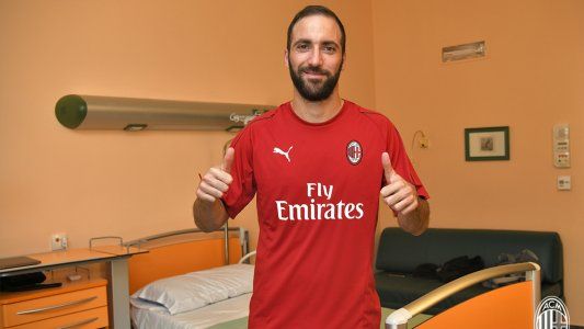Se confirmó el pase del Pipita Higuaín al Milan: mirá la locura de los hinchas con su arribo