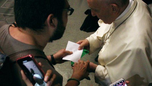 El Vaticano calificó como un “regalo trampa” el pañuelo verde que le obsequiaron al Papa