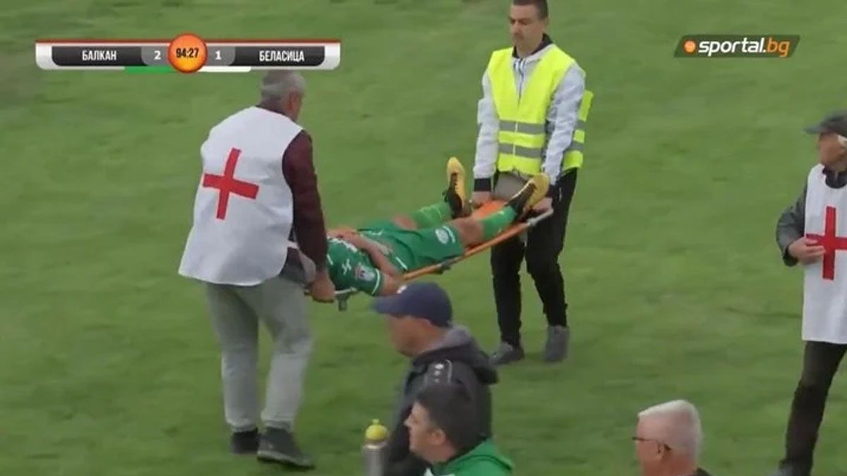 Bidonazo en el fútbol de Bulgaria: se tiró de la camilla para hacer tiempo ¡y casi se van a las piñas!