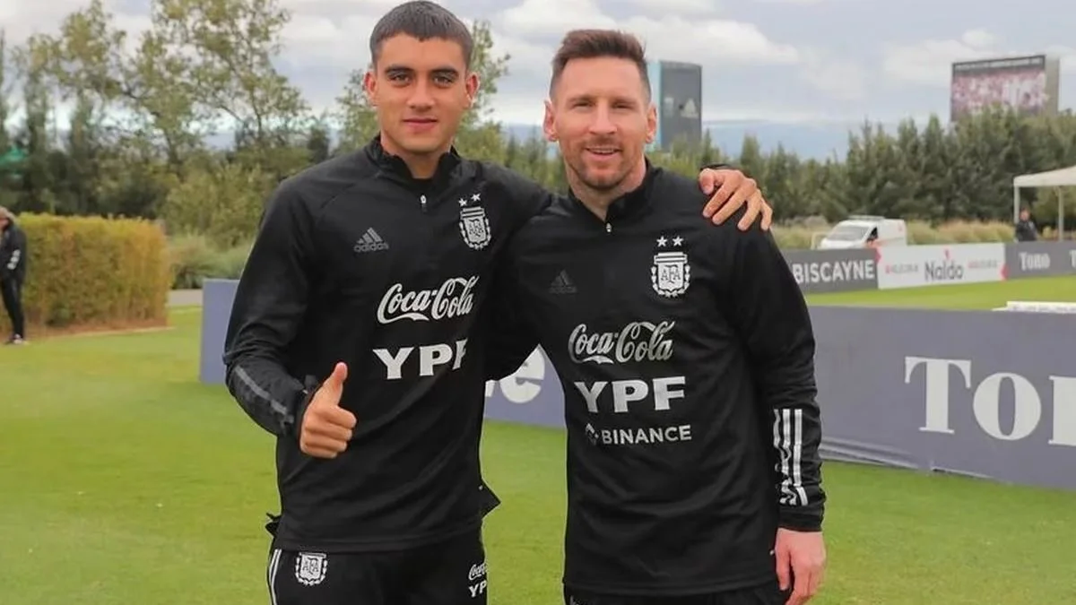 Facundo Buonanotte junto a Lionel Messi en un entrenamiento de la Selección Argentina (Foto: AFA).