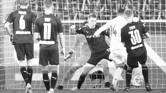 Real Madrid rescató un empate sobre la hora ante Borussia Moenchengladbach y evitó su segunda derrota en Champions