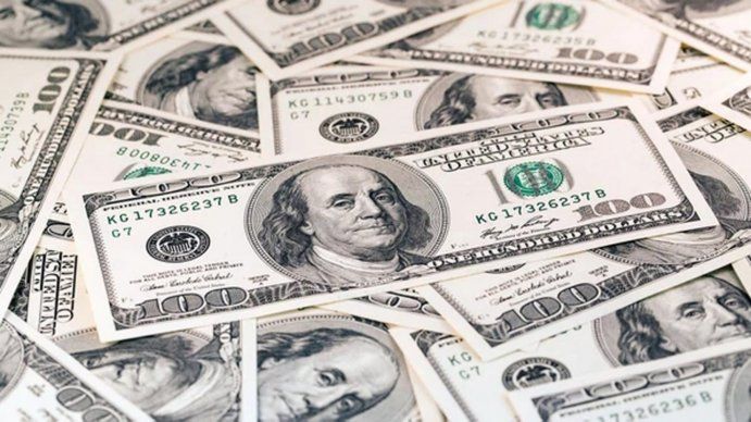 Pese a la intervención del BCRA de US$ 302 millones, el dólar cerró en $58,6 y el riesgo país ronda los 2000