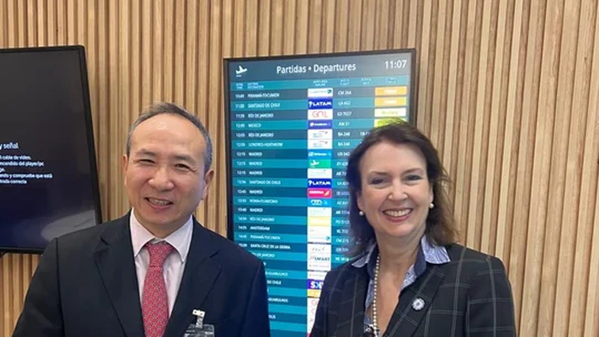 La canciller Diana Mondino y el embajador de China