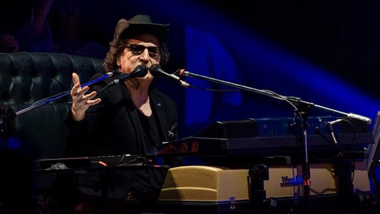 Charly García mientras cantaba en Córdoba Inconsciente colectivo: ¡Mauricio Macri la put... que te parió!