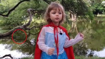 Dallys Ferreira grababa a su hija cantando... ¡Y apareció un cocodrilo en el agua!