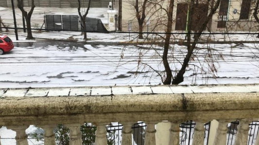 Una tormenta de granizo cubrió de blanco las calles de Saladillo