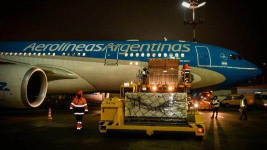 Partió el segundo vuelo rumbo a Rusia: cuántas dosis de la Sputnik V traerá y cuándo llega