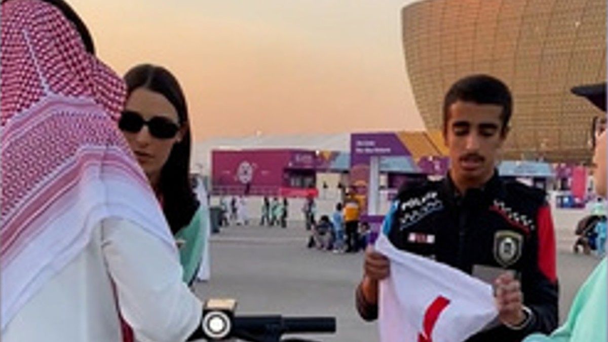 Le sacaron una bandera a un periodista de Brasil en Qatar al confundirla con la LGTBI. (Foto: Captura Video)&nbsp;