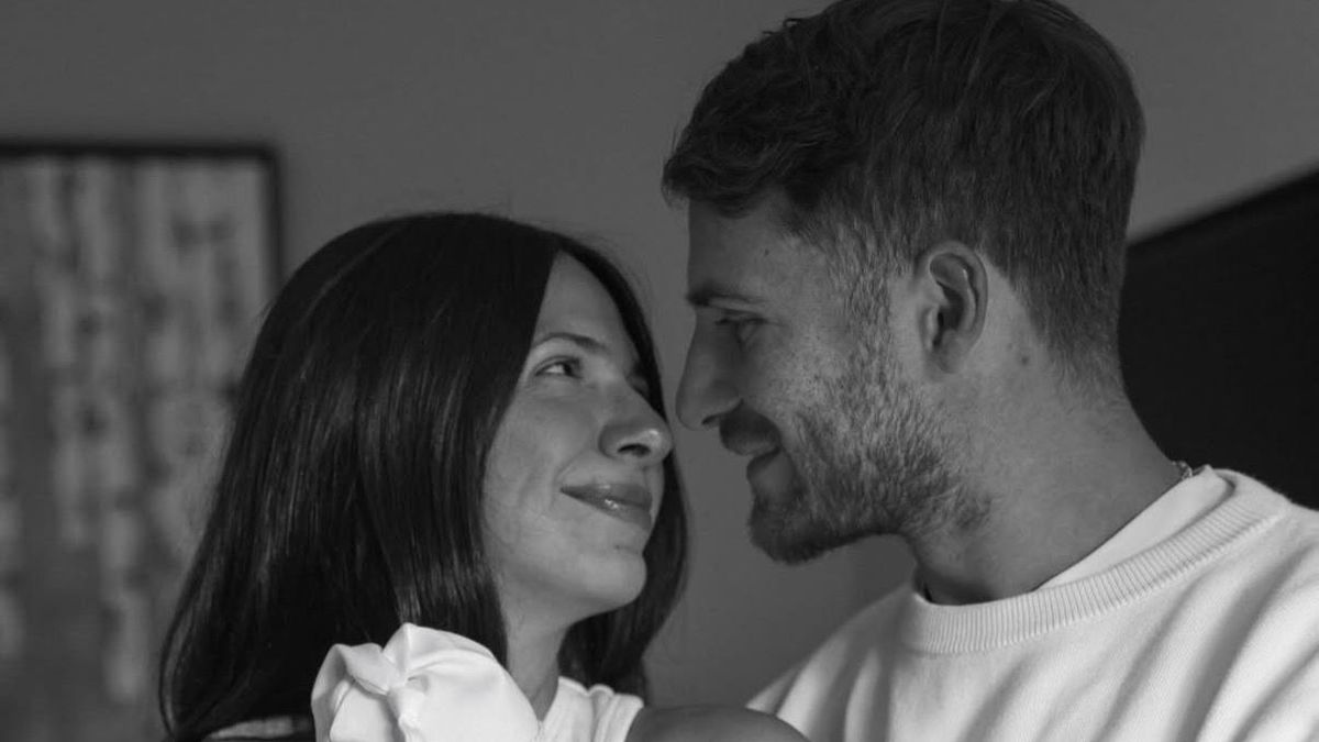 Las tiernas fotos de Alexis Mac Allister y Ailén Cova paseando con su hija Alaia por las calles de Liverpool