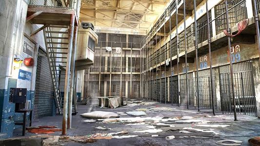 En plena cárcel descubrieron que una oficial se agujereó el pantalón para tener sexo con un preso 