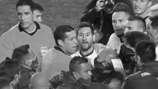 ¿Qué te pasa, pelado? El cruce de Messi con un asistente boliviano sobre el final del partido